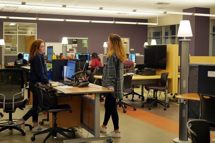 Student getting help from library Studio staff member.