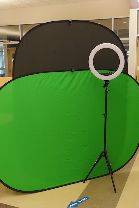 Ring Light Greenscreen and pop-up photo background